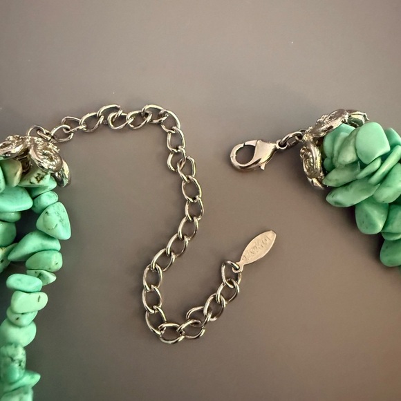 Estate Green Colored Howlite Triple Strand Gemstone Necklace Barely Worn - Picture 4 of 5